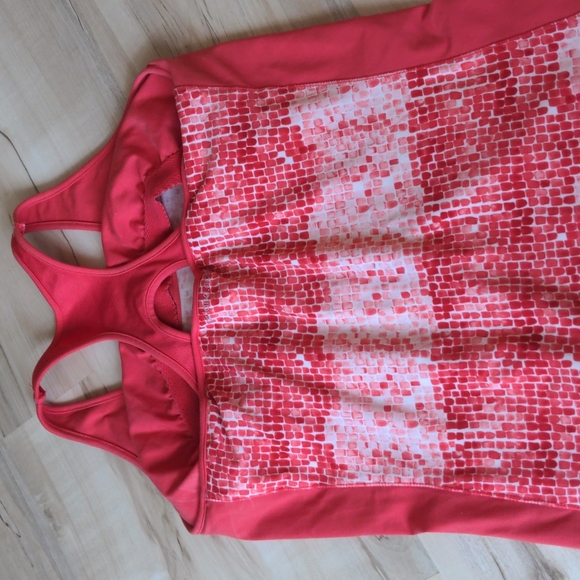 Alo yoga top with built in bra - Picture 3 of 3